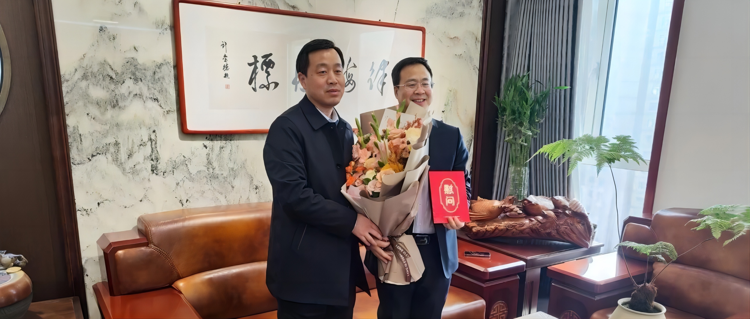 桥西区委常委、组织部长王军一行对省管优秀专家康君元主任进行春节走访慰问