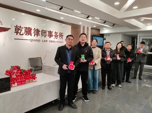 平安夜的温暖守护：律所与律师同行